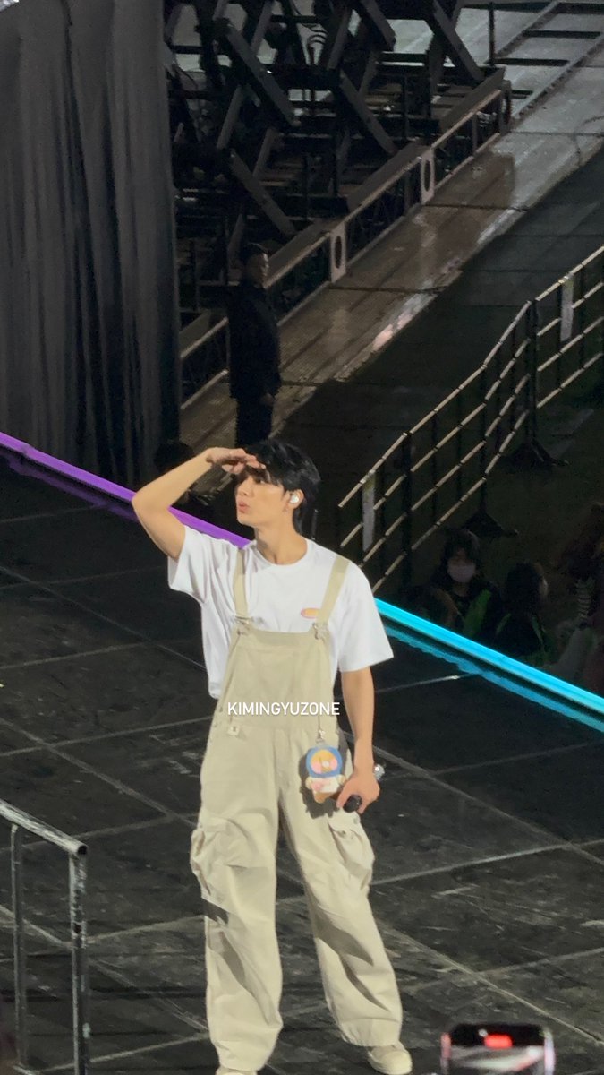 polcazone's tweet photo. wen junhui, i love you! he's giving his best to read all the banners. 😭😭 junhui best boy! https://t.co/noQY3GWjCT