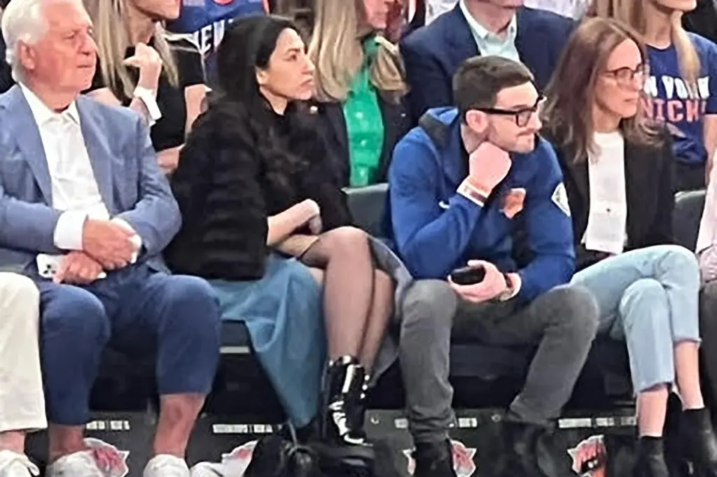 PeterSpenser2's tweet image. freak billionaire-scion Alex Soros and girlfriend Huma Abedin were spotted sitting courtside Saturday night to watch the Knicks take on the Philadelphia 76ers in the first round of the NBA playoffs
weird right? george hillary huma alex, always the same players. obama huma mother