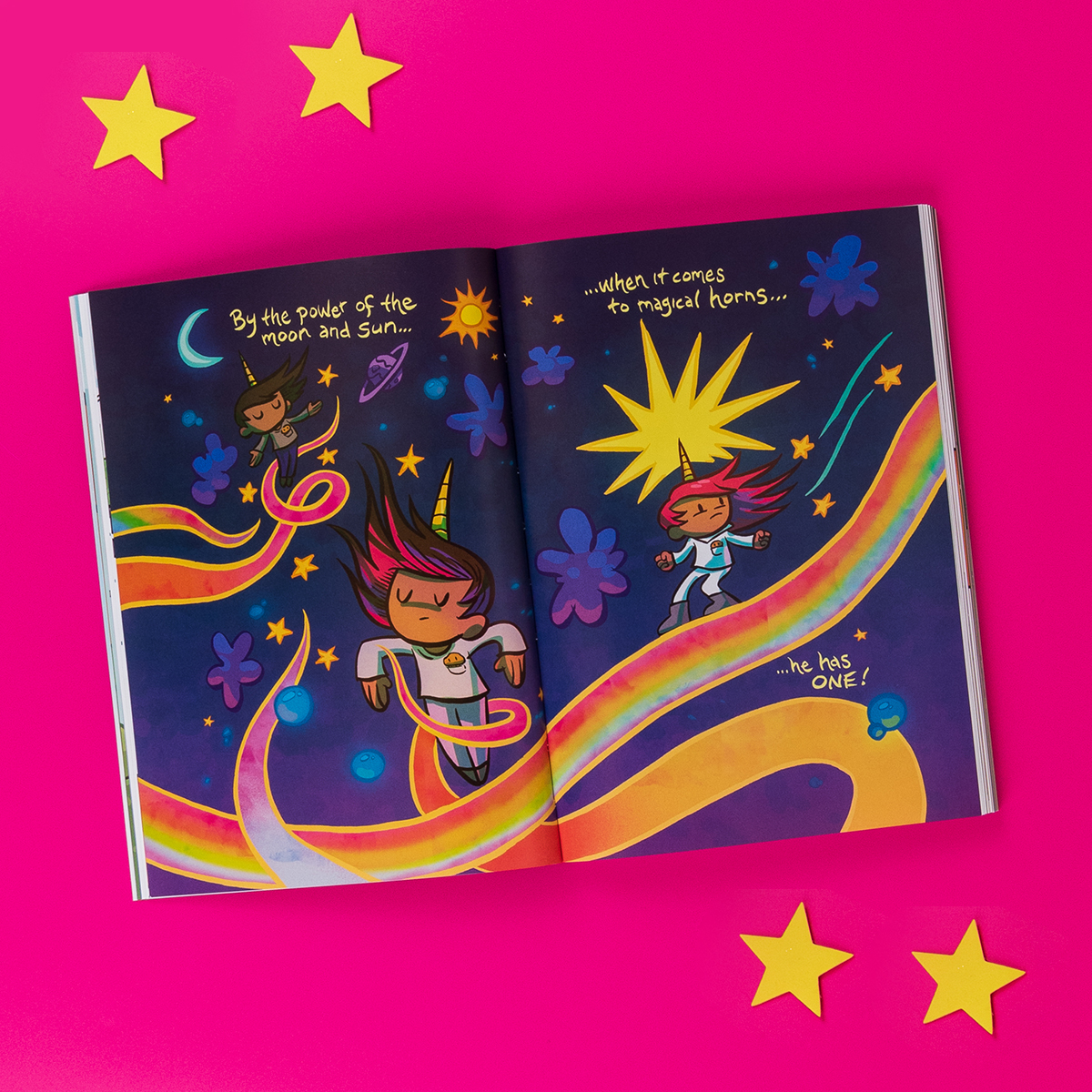 Have you met Unicorn Boy? A colourful new graphic novel featuring singing unicorn horns, talking muffins and shadowy creatures from other realms. Perfect for wannabe superheroes everywhere! Out now: brnw.ch/21wJeRB #UnicornBoy @yaytime