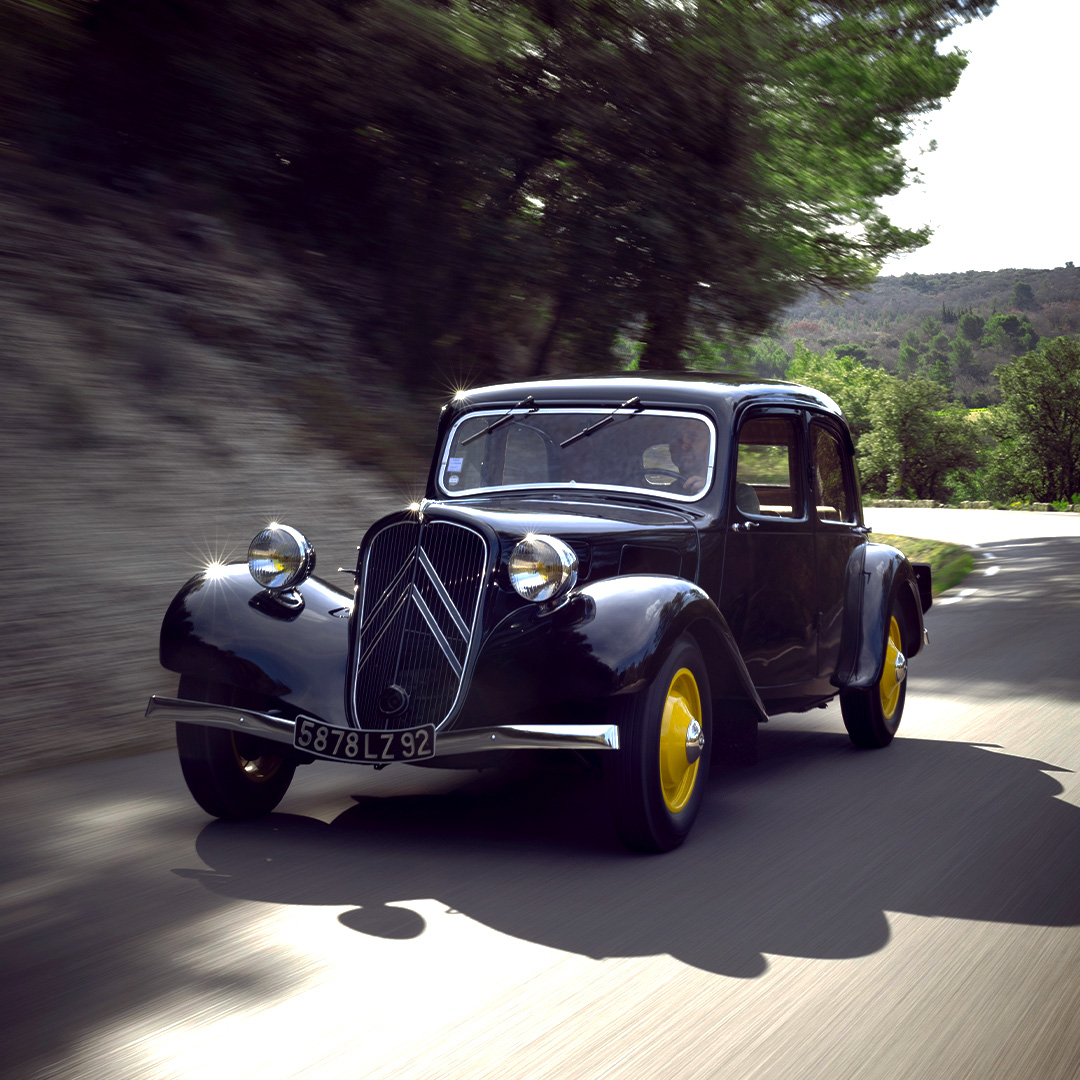 The iconic Citroën Traction is celebrating its 90th anniversary this month. Who would like to hit the road with it? 😎