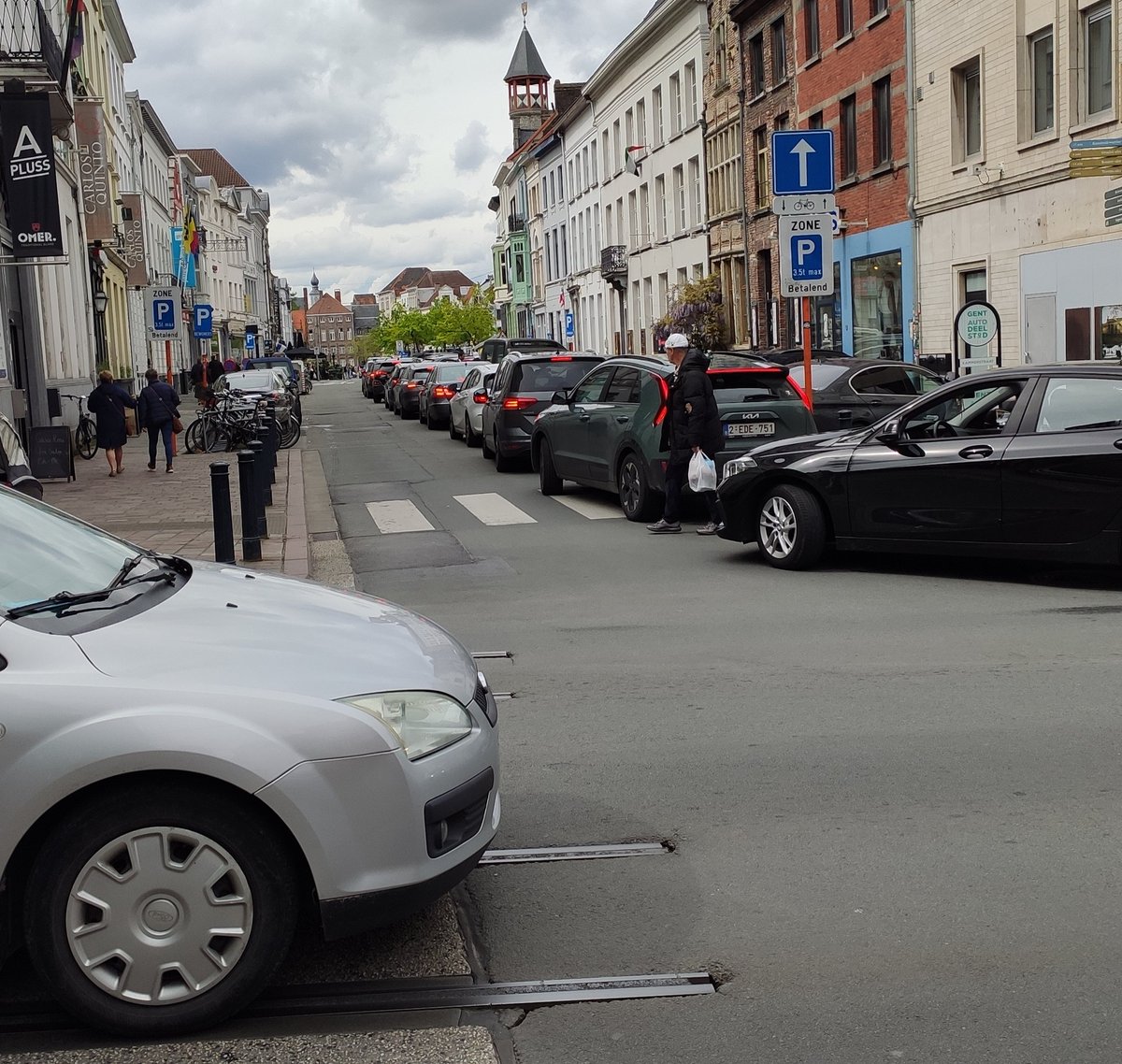 Lange file richting parking Vrijdagsmarkt - misschien een idee om de aanschuivende chauffeurs een folder in de handen te stoppen over de combinatie 🅿️ Ledeberg &amp; tram naar het centrum? #Gent #mobiliteit @filipw