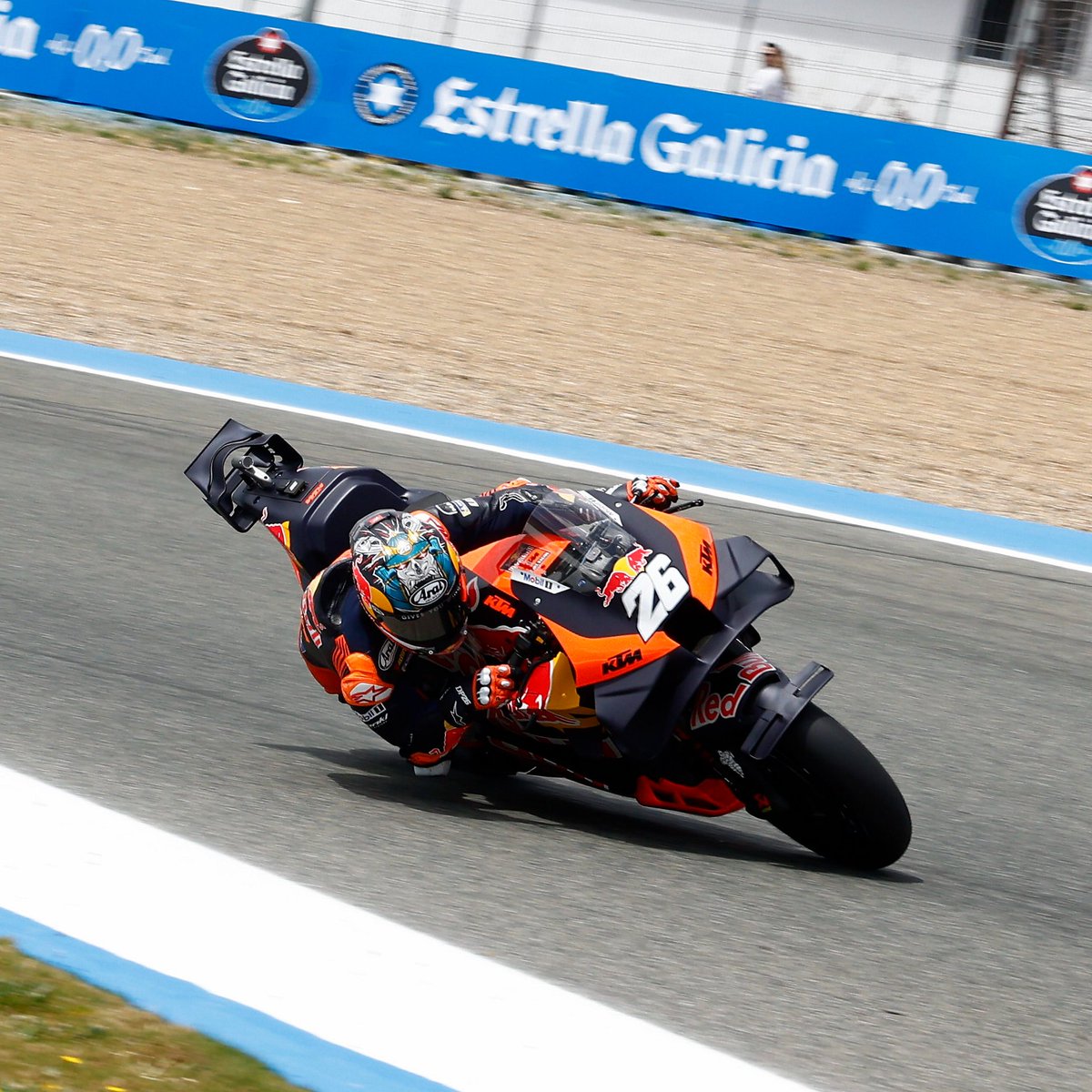 🚨 OFICIAL | <a href="/26_DaniPedrosa/">Dani Pedrosa</a> sube al podio de la carrera al sprint junto a Jorge Martín y Pedro Acosta 

Dirección de Carrera ha sancionado a Quartararo por la presión en los neumáticos y el pequeño samurái vuelve al cajón 🤩

#SpanishGP 🇪🇸 #MotoGP 🏁