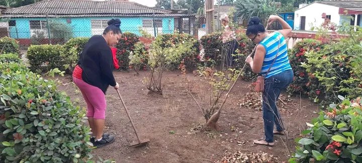 AriasJudet's tweet photo. Hoy las trabajadoras del centro educacional a la Vanguardia en la demarcación de Los Mangos-Joselillo, realizando trabajo voluntario por el día territorial de la defensa y en Víspera del 1ro de Mayo por que en #PorCubaJuntosCreamos #PoderPopularMoa #LatiendoconCuba https://t.co/subTYsy8tA