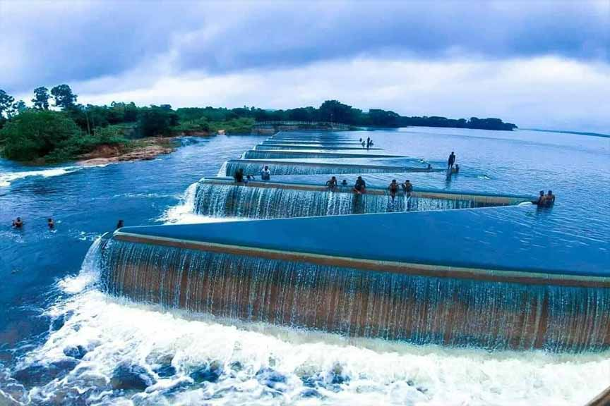 NaoCasanova's tweet photo. Uno de los lugares turísticos más populares de Sri Lanka es el Lago Pimburaththewa, en realidad un embalse de poca altura, cuyo aliviadero está solucionado en laberinto. https://t.co/hdN8uBmT3h