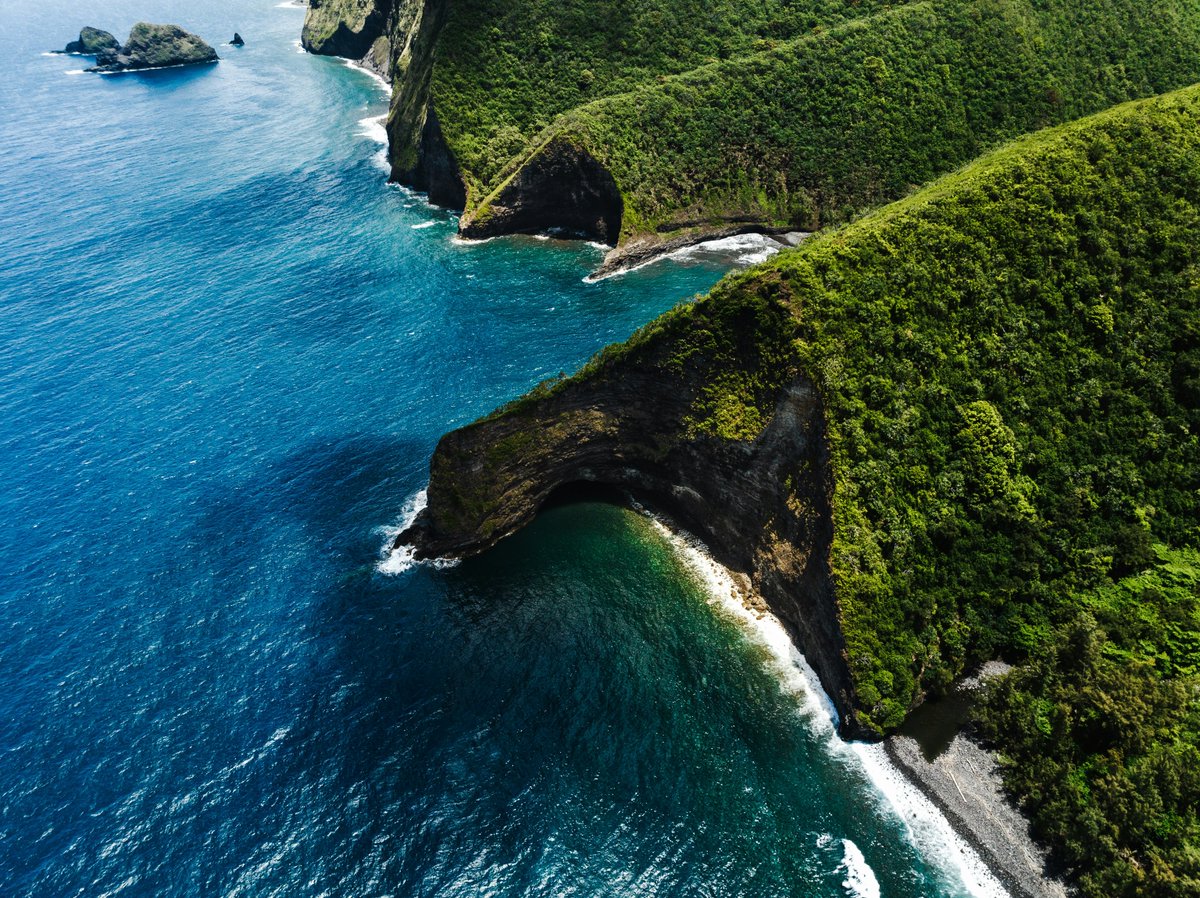 Exploring the vast beauty of the Big Island from above! 🚁🌋 🔗bit.ly/HawaiiHelicopt… . . . #BigIslandViews #SkyHighAdventures #BlueHawaiianHelicopters #Hawaii #Explore #Adventure