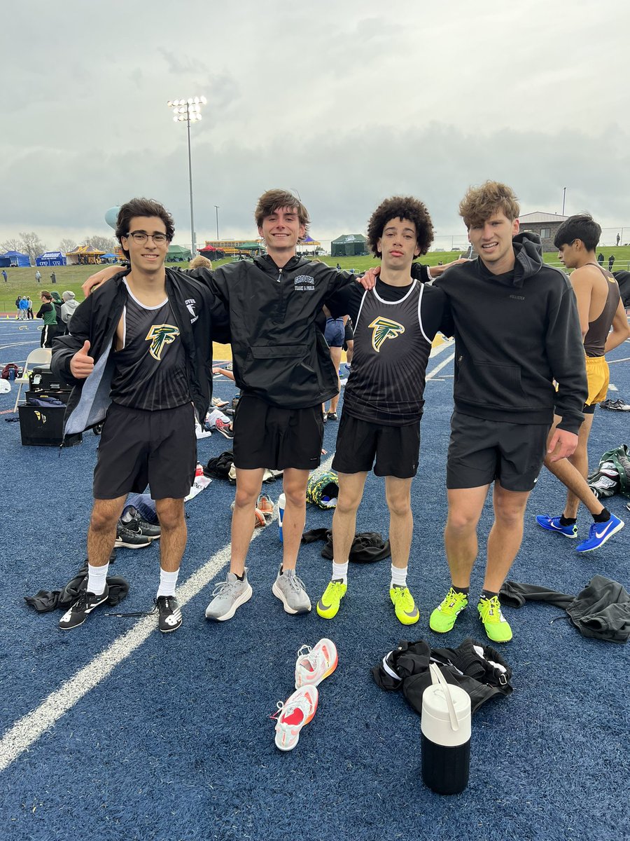 mollygezony's tweet photo. 4th place out 15 teams with a season best time for the Falcons 4 x 800 relay team! #GoGroves https://t.co/KQIZ6w6WOH