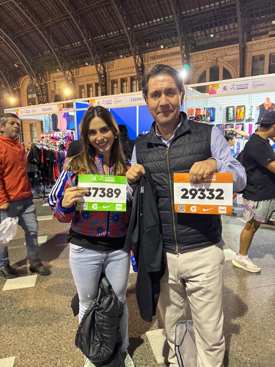 jjlalvarez's tweet photo. Feliz como una lombriz! Todo listo para la maratón de Santiago. Correremos con el número 29332 y además junto a mi hija Javiera. Meses de preparación para vivir, espero, una linda jornada deportiva! https://t.co/xU74iYwCWU