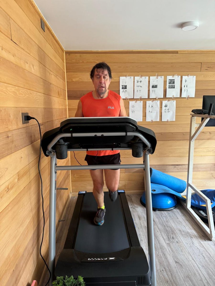 jjlalvarez's tweet photo. Feliz como una lombriz! Todo listo para la maratón de Santiago. Correremos con el número 29332 y además junto a mi hija Javiera. Meses de preparación para vivir, espero, una linda jornada deportiva! https://t.co/xU74iYwCWU