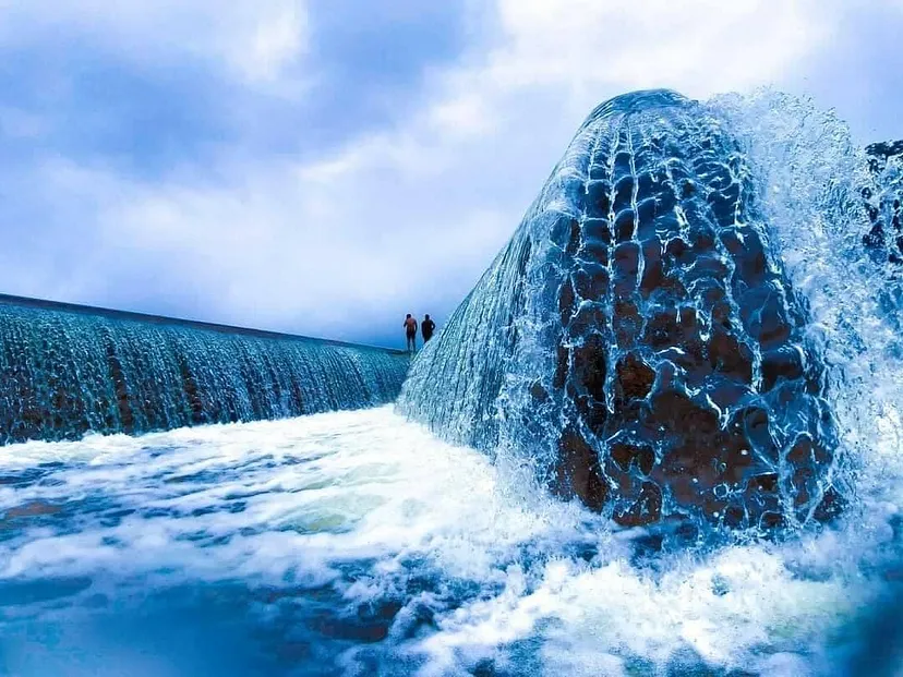 NaoCasanova's tweet photo. Uno de los lugares turísticos más populares de Sri Lanka es el Lago Pimburaththewa, en realidad un embalse de poca altura, cuyo aliviadero está solucionado en laberinto. https://t.co/hdN8uBmT3h