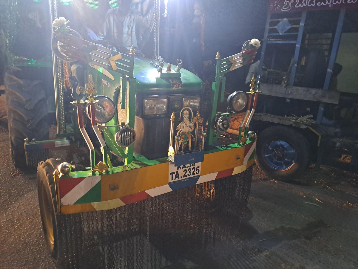 RLB_SE007's tweet photo. Dear sir, 

Our humble request to bring your note that the vehicle given in pic was loaded grass with no space left sides and no one can overtake due to overload. We were still almost 30min on road in the village of Upanayakanahalli, H.B.Halli Tq. VJR dist. Pls take necessary act https://t.co/JksA8N7xo3