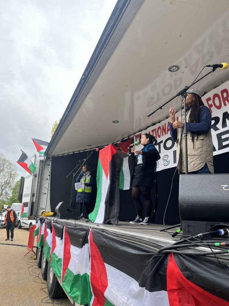 Emilie Stevenson speaking on behalf of Na’amod a movement of Jewish people in the UK opposing apartheid. “We are not unsafe on these marches, we are welcomed. we are celebrated. The only time I feel unsafe is when we are up against aggressive zionist counter protestors.”