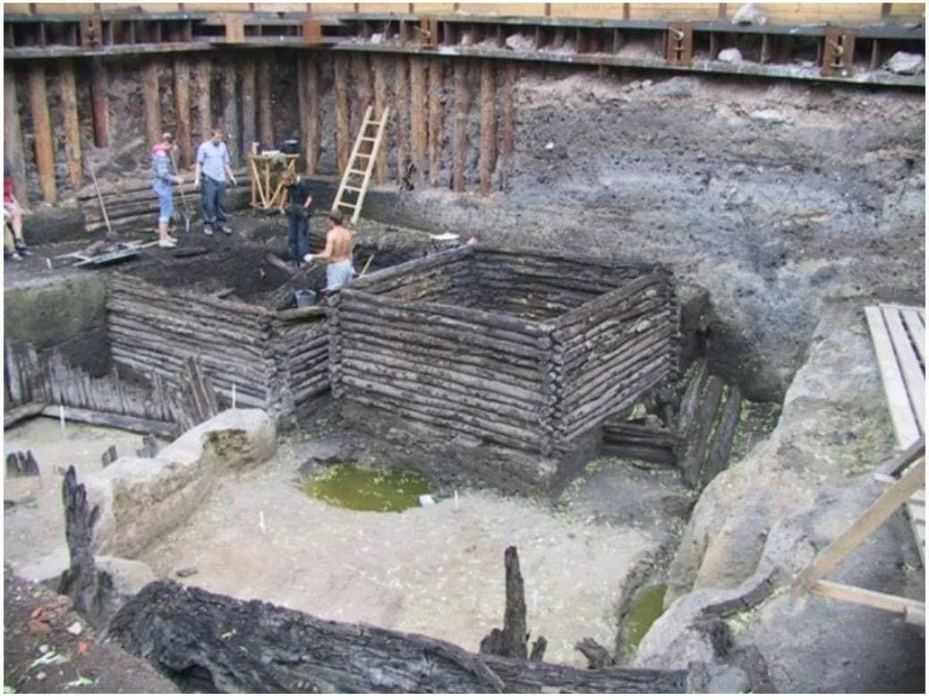 History underfoot

When they dug a pit near the Kremlin wall in Moscow, they found wooden log cabins in perfect condition.
You can see that the structures were preserved under a multimeter 'cultural layer', as archaeologists call it. But you do not need to be an archaeologist