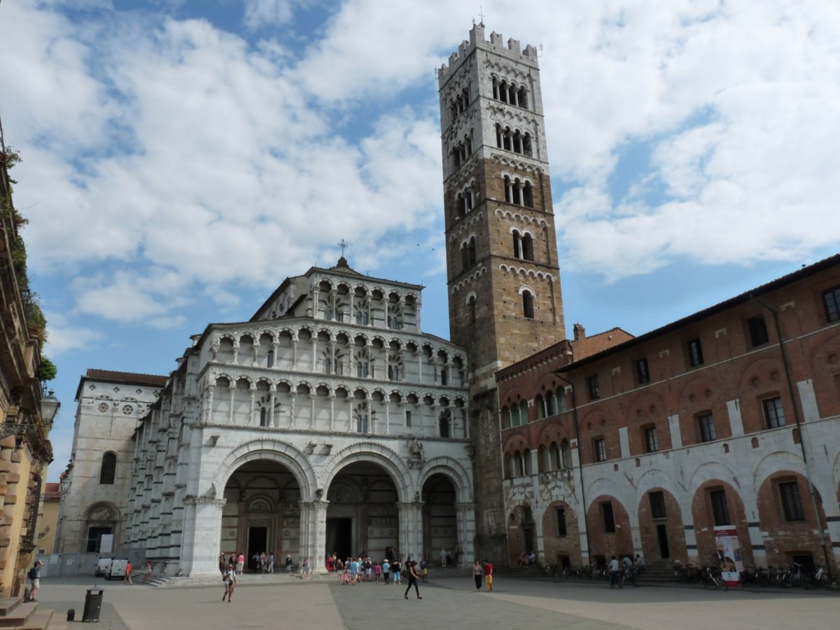 Two great historical paths meet in #Lucca: the #ViaFrancigena and the #ViaMatildica del Volto Santo intersect in the city's splendid cathedral. To know more 👉 bit.ly/MatildicaRoute