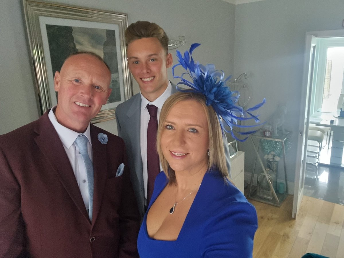 When you go in for the sit down &amp; you see  <a href="/robinspienmash/">Robins Pie 'N' Mash</a> you know it's going to be a good old cockney knees up. I'm a son missing in the family pic he was already there ⚒️⚒️🍻🍻