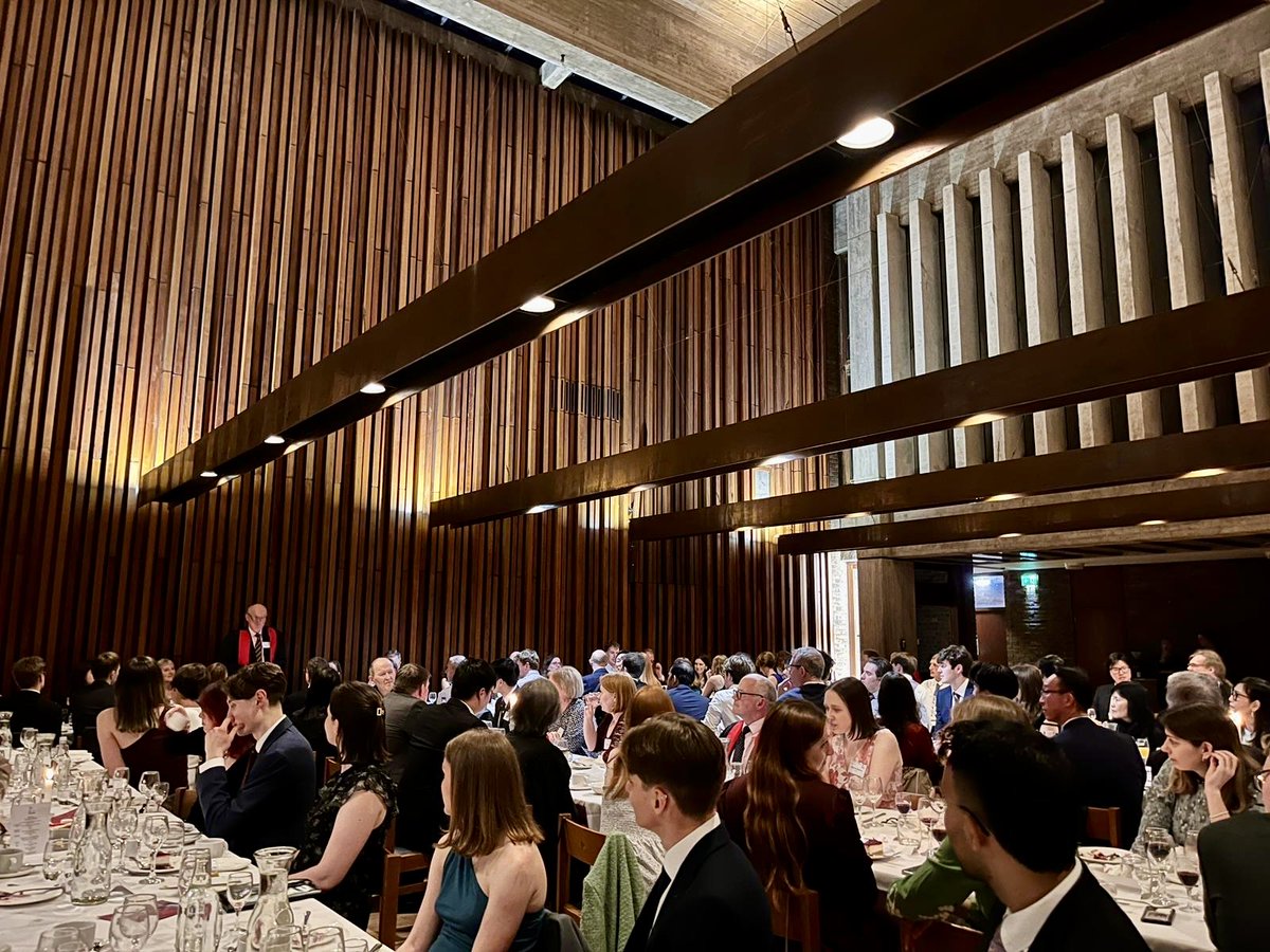 Congratulations to all those graduating today alongside all those returning to @ChurchillCol to receive their MAs! It was wonderful to welcome back over 70 alumni and guests for the MA dinner yesterday evening 😊
#CambridgeAlumni #Graduation #CambridgeGraduation