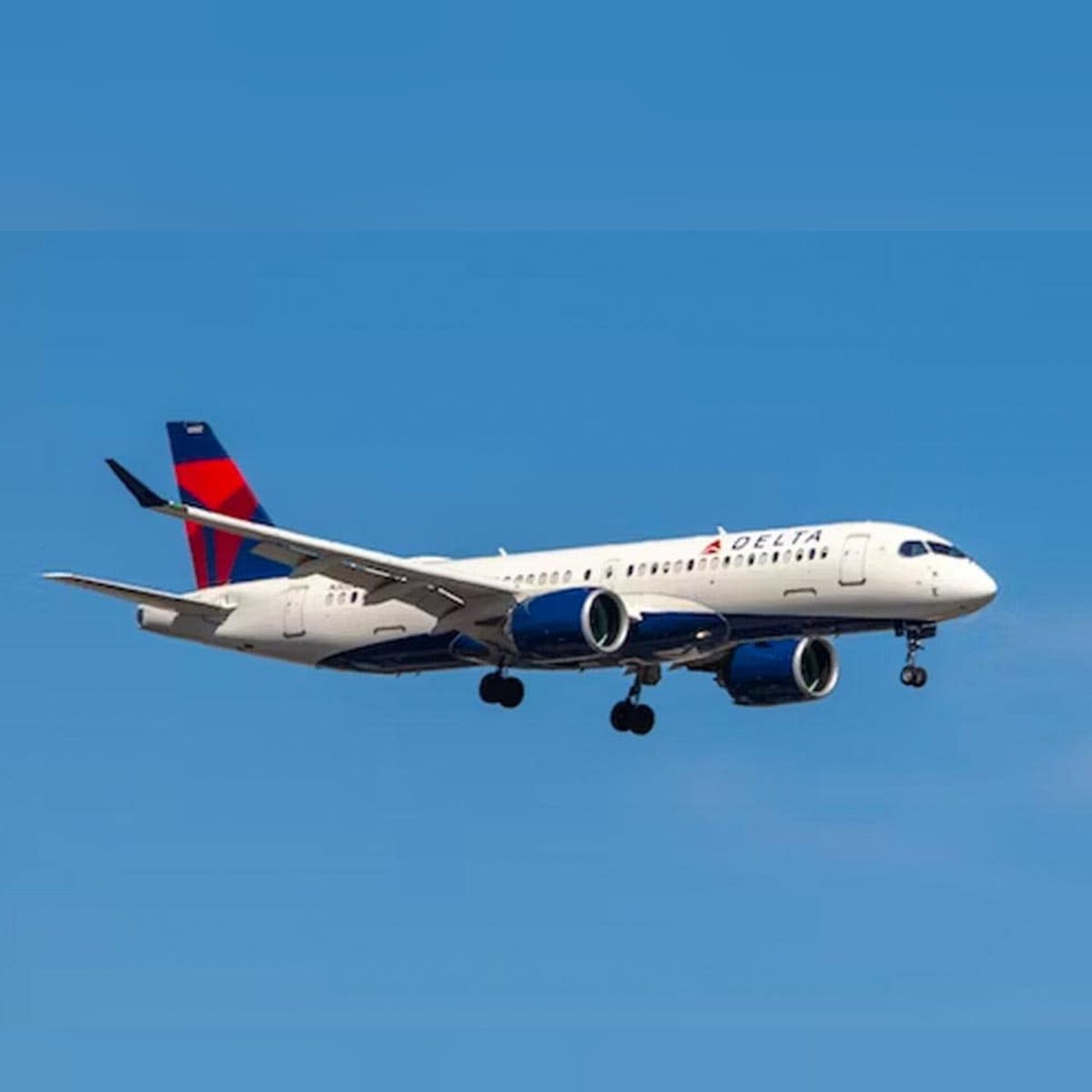 Delta Airlines flight forced to return to JFK after emergency exit slide falls off mid-air. Passengers describe feeling overwhelmed and scared. FAA to investigate. 

Read more on shorts91.com/category/inter…

#DeltaAirlines #EmergencyLanding #Boeing #EmergencyExit