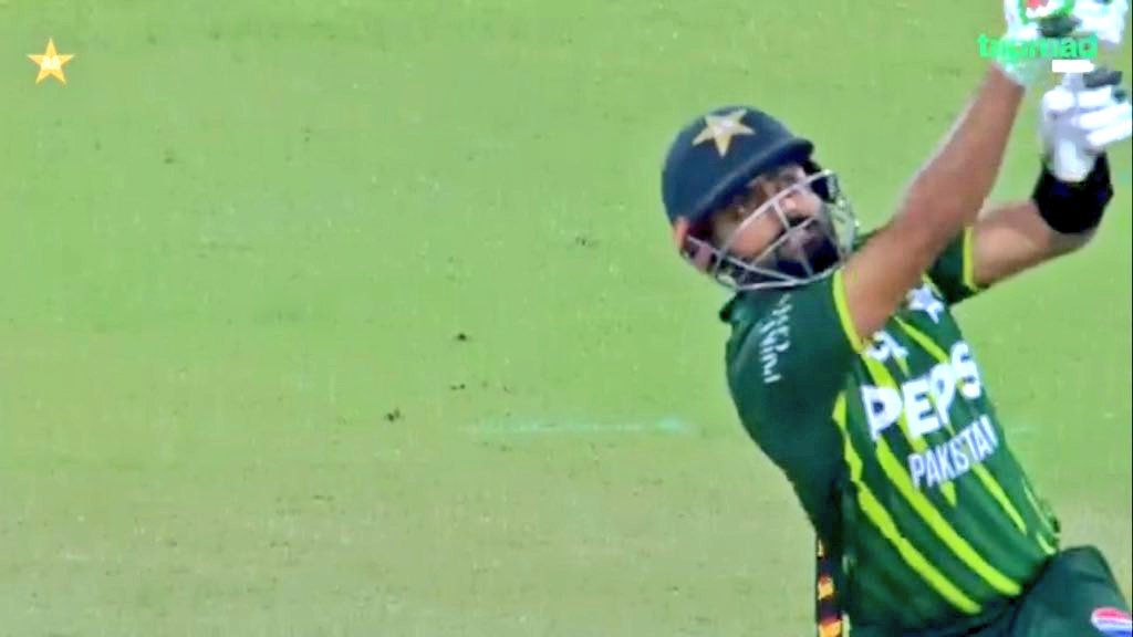 That female commentator in com box 'Babar Azam has smashed 3 sixes in PP in t20is this year and all of them has surprisingly come against NZ ' Oh Bhai is saal Pakistan NY intl matches khely he NZ k against hn to unhe k against hngy na 😭😂😂 #BabarAzam𓃵 #PAKvsNZ