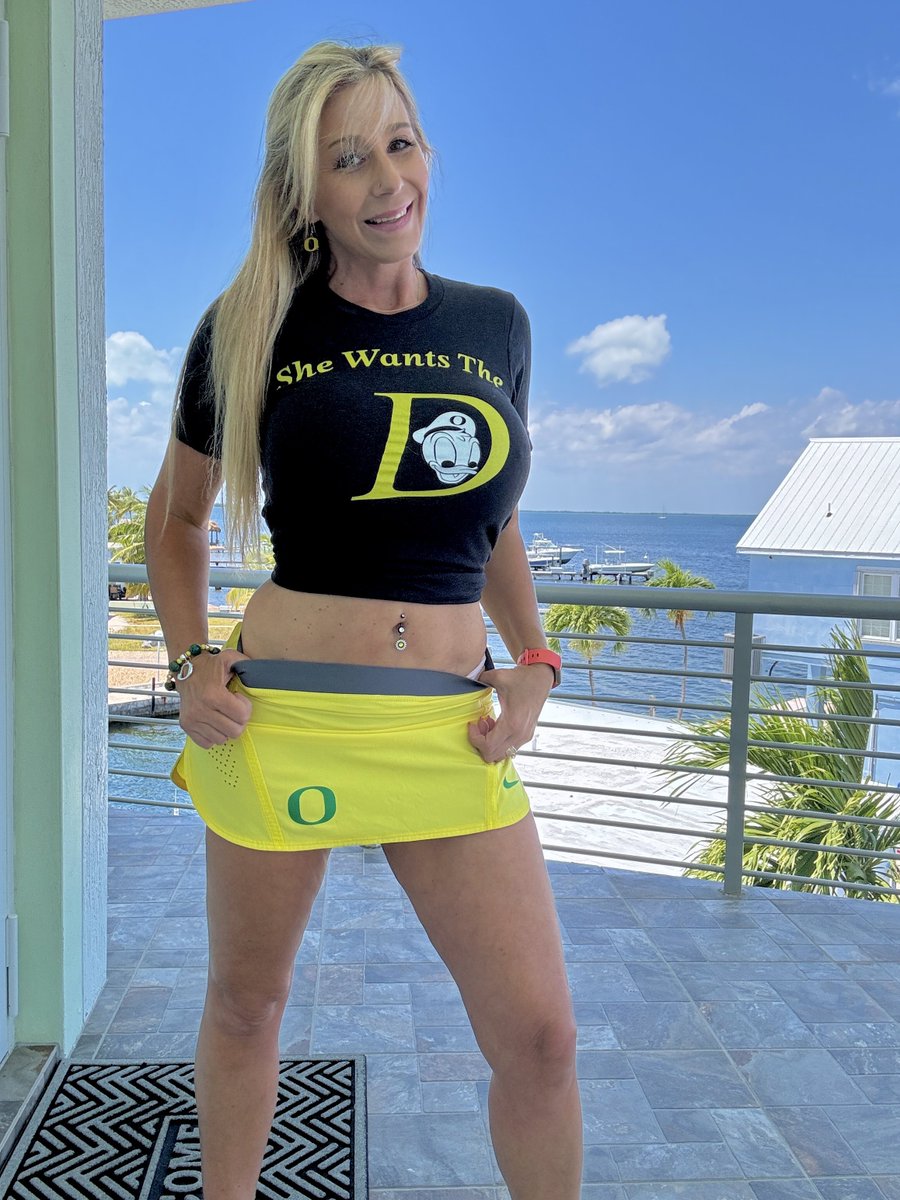 It’s game day 🙌🏻🏈 @oregonfootball spring game! I definitely want the “D” to show out! Bring that B1G Duck Energy 🤙 Head over to @ThirstyyDuck page and get your T-Shirts 👀