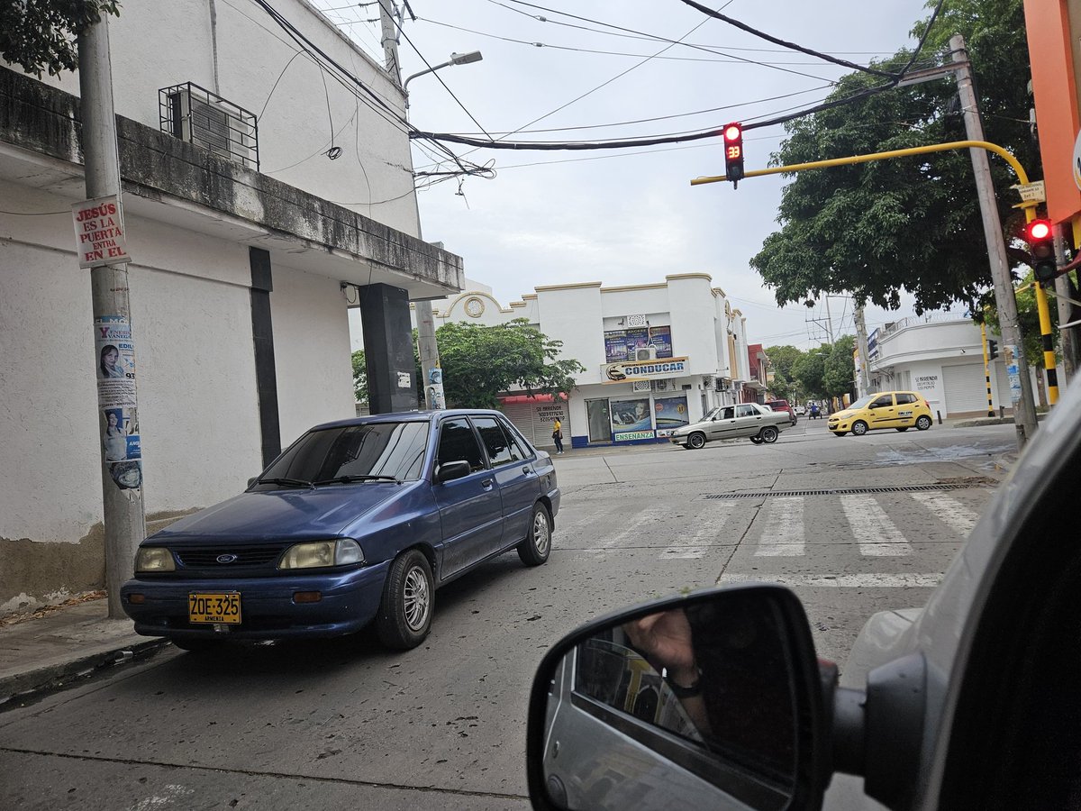 El dueño de este carro azul le ganó al de la Explorer parqueando en doble puesto: este descarado parquea como si la calle fuera suya, en plena 18 con Ferrocarril, en pleno semáforo. ¡Arajoooo!