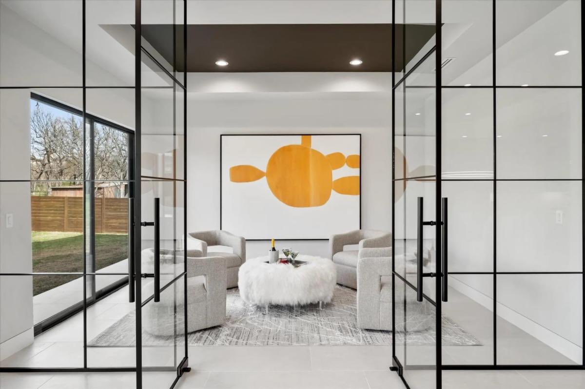 #openhouses Introducing an architectural masterpiece crafted by B3 Home Builders, this newly constructed modern estate epitomizes luxury living..

listed by Roxann Taylor | Engel &amp; Volkers Dallas Southlake

details >> citi.ly/rrz

#moderndallas