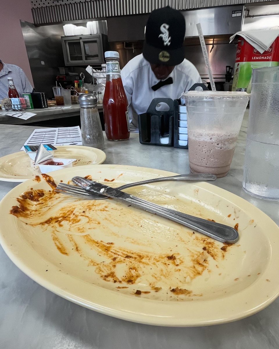 JoseSPiano's tweet photo. Le petit-déjeuner aux camélias ???
Breakfast at The Camellia Grill
Chili-Cheese Omelette
Mocha Freeze
#neworleans #breakfast #atthecounter #cleanplateclub https://t.co/KiMzGt5yTP