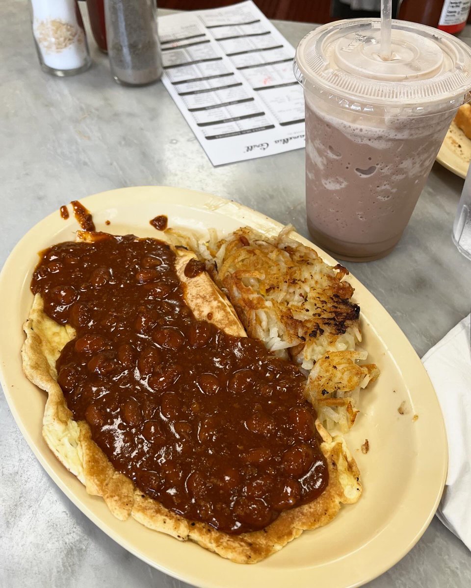 JoseSPiano's tweet photo. Le petit-déjeuner aux camélias ???
Breakfast at The Camellia Grill
Chili-Cheese Omelette
Mocha Freeze
#neworleans #breakfast #atthecounter #cleanplateclub https://t.co/KiMzGt5yTP