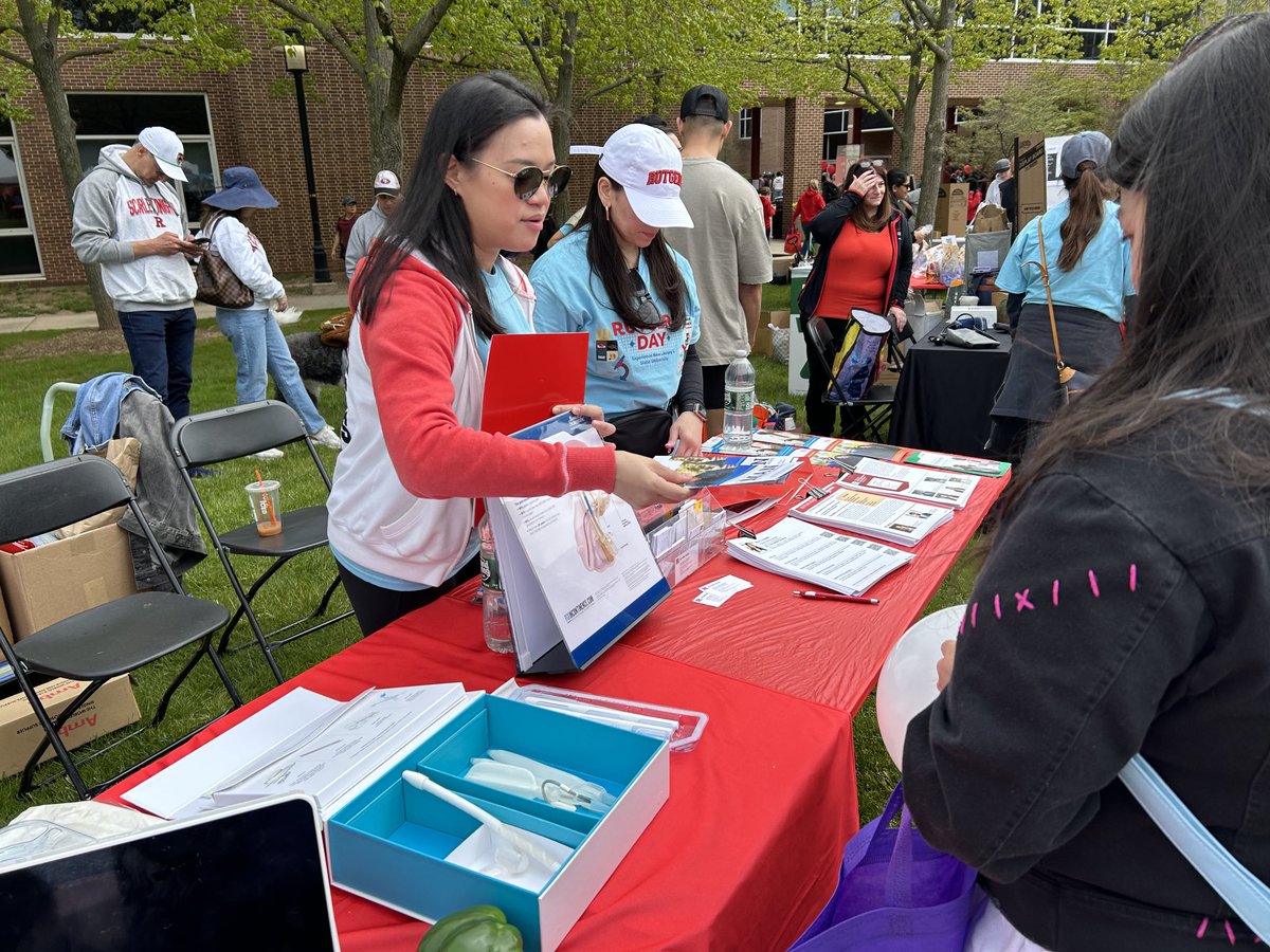 ⁦@CChangUro⁩ representing ⁦@rwjurology⁩ & engaging the crowds at #rutgersday