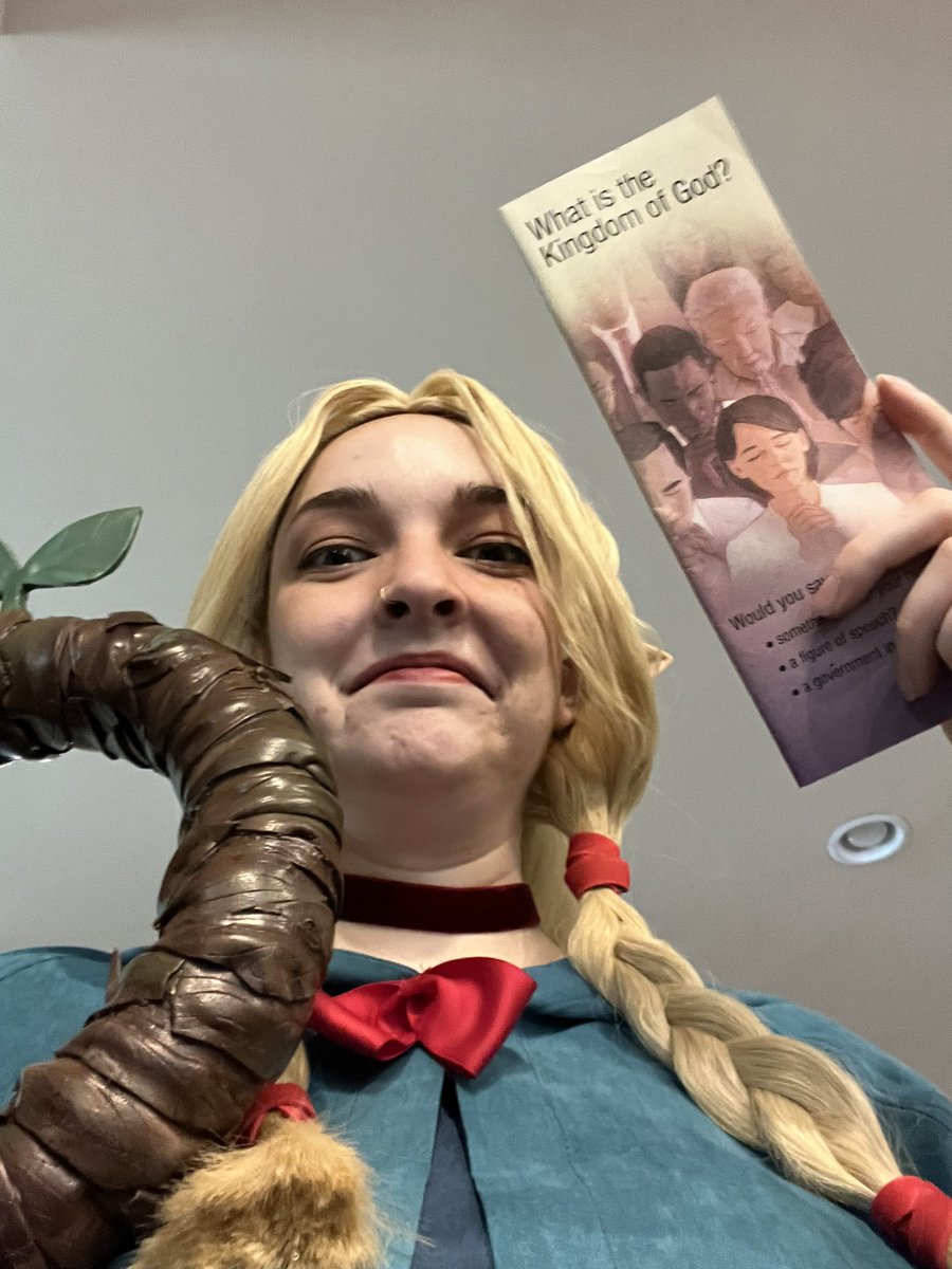 ginkgocrownarts's tweet photo. the horrors are apparently answering the door dressed like this to Jehovah witnesses https://t.co/9cuTjbs48x