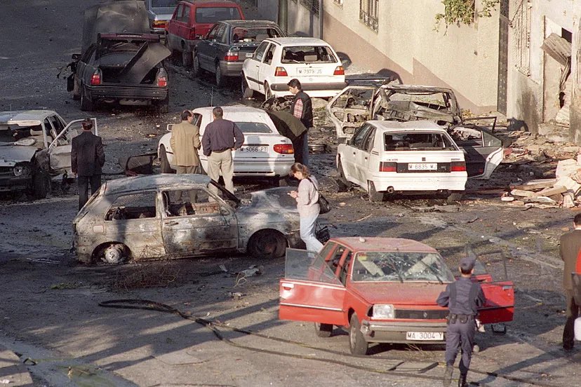 Un 19 de abril de 1995 ETA quiso matar al Presidente Aznar con una bomba al paso de su coche. Esa misma tarde siguió trabajando. 12 políticos fueron asesinados por ETA a partir de aquel año. A pesar del miedo a ETA, ningún político se tomó ni un solo día para reflexionar.