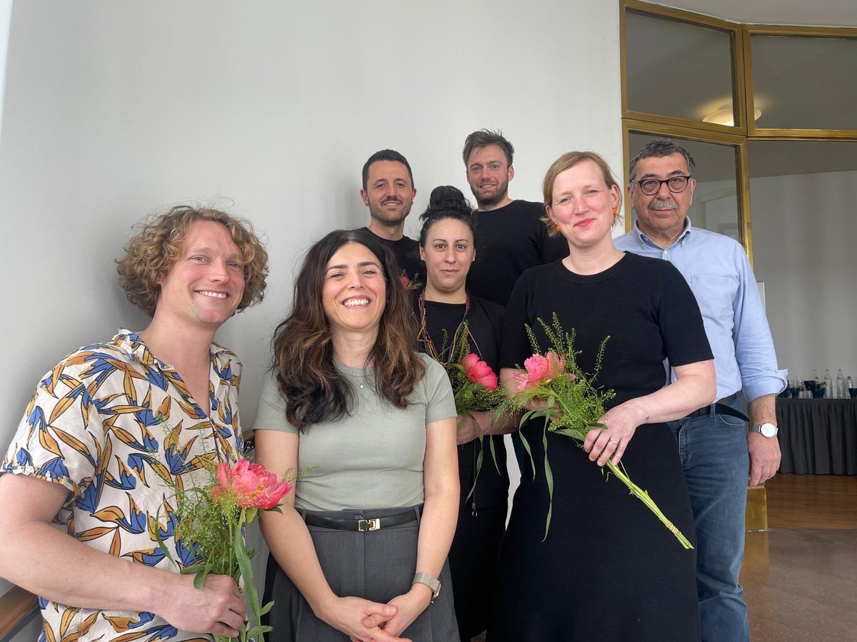 Unser neuer Kreisvorstand! 🌹 @sevimaydinAGH und @CBrandmiller sind unsere neuen Vorsitzenden, @AIyidirli, @NiklasKossow und @CarmenSinno unsere Stellvertreter*innen, Christof unser Schriftführer und @frau_alroche unsere neue Kassiererin. 🙏🏼 Auf gute zwei Jahre!