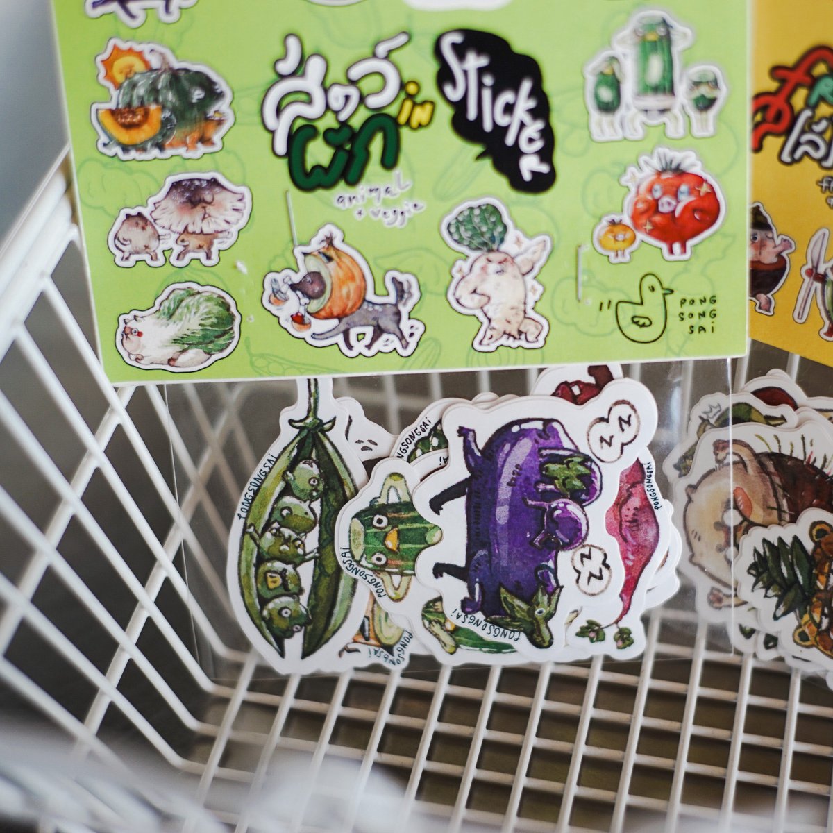 จะเกิดอะไรขึ้นถ้าสัตว์มารวมกับผักและผลไม้! สติกเกอร์ลายเส้นเป็นเอกลักษณ์จาก Pong Songsai รอให้คุณเก็บสะสมแล้วที่ #happeningshop สาขาดาดฟ้า ลาซาล 33!