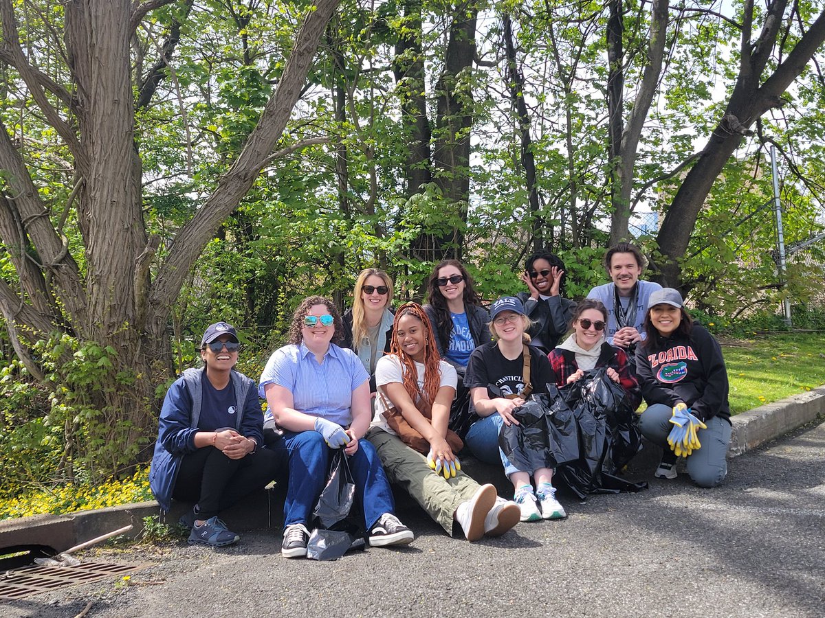 The @HaubEnviroLaw ELS x PELAA Clean up is underway!!! Continuing the spirit of #EarthDay 🌎 and helping clean up the campus and the White Plains vicinity @PaceEnviroLaw @HaubLawatPace @PaceLawAlumNet