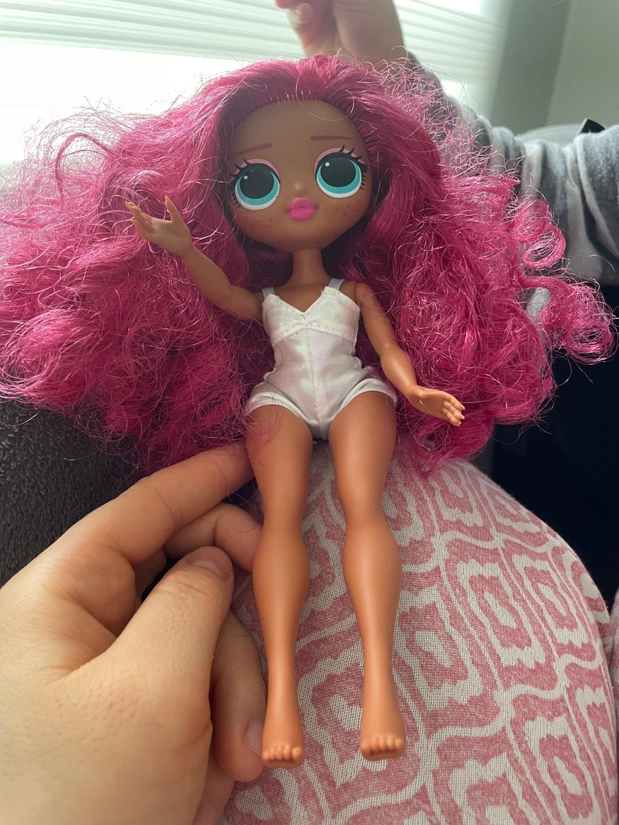 Arkadaşımın kızının bana barbie diye benzettiği bebek buymuş bende barbie dediğinde güzel bir şey sanmıştım bu nee😂😂