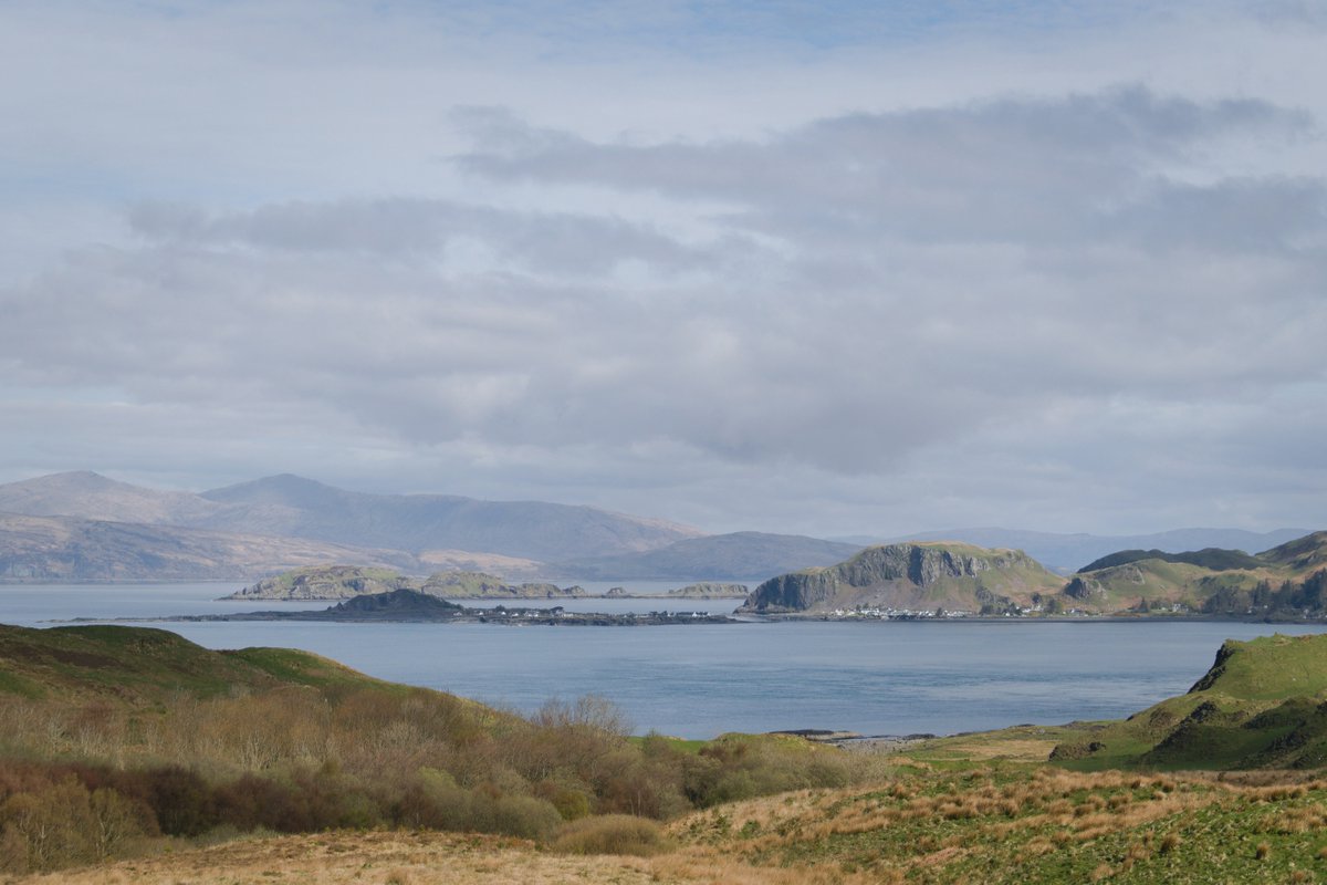 Looking from Luing over to Easdale and Seil.

#InnerHebrides