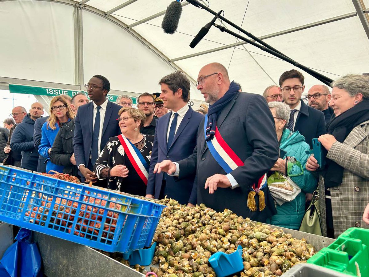 StTRAVERT's tweet photo. Quel accueil ce matin pour le Premier Ministre  @GabrielAttal, accompagné des ministres @MFesneau et @HerveBerville, à la foire aux #bulots de #Pirou ! Des échanges francs et chaleureux avec les Manchois  et une belle reconnaissance pour les bénévoles et les @SauveteursenMer 🇫🇷🙏 https://t.co/eYF6Sa6jAD