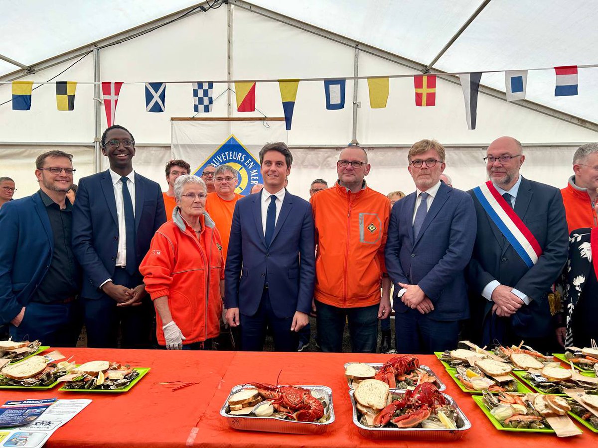 StTRAVERT's tweet photo. Quel accueil ce matin pour le Premier Ministre  @GabrielAttal, accompagné des ministres @MFesneau et @HerveBerville, à la foire aux #bulots de #Pirou ! Des échanges francs et chaleureux avec les Manchois  et une belle reconnaissance pour les bénévoles et les @SauveteursenMer 🇫🇷🙏 https://t.co/eYF6Sa6jAD
