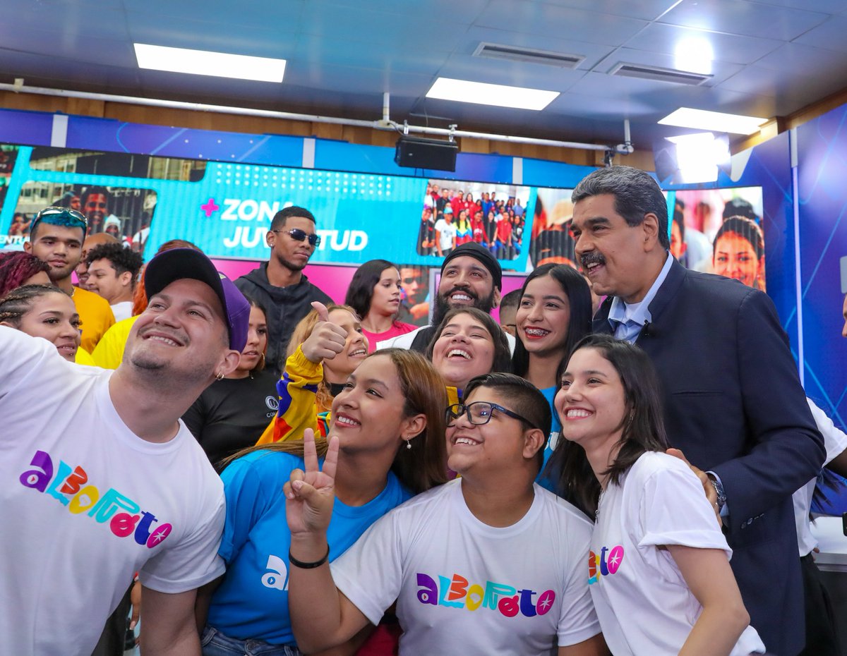 NicolasMaduro's tweet photo. En Venezuela triunfará la Paz, la estabilidad y la vida, y lo vamos a lograr con el esfuerzo de hombres y mujeres que luchan por la Patria. Seguiremos adelante en la lucha por la construcción de un mundo diferente. ¡En unión y acción! ¡Somos un equipo! https://t.co/Qg0DoMKzXn
