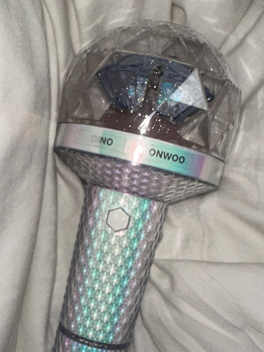 w_0wo's tweet photo. 고장난 뉴럿봉 양도 2.0

불만 안 들어오고 다른건 다 완벽해요~~
건전지도 드리고 덤 많이 드려요
한번도 안 들고 나갓어요! 가격 에눌 가능해요!
#세븐틴 #뉴럿봉 #세븐틴뉴럿봉 #세븐틴뉴럿봉양도 #캐럿트친소 #svt https://t.co/Ab6oDdvFvr