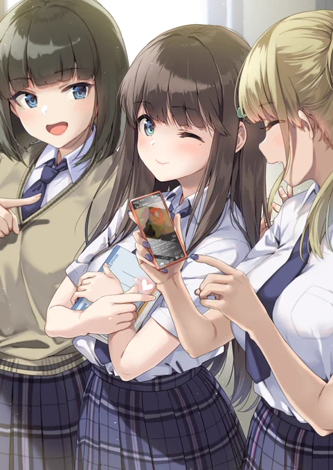内緒で付き合ってる彼女がこっそり指ハートしてくる