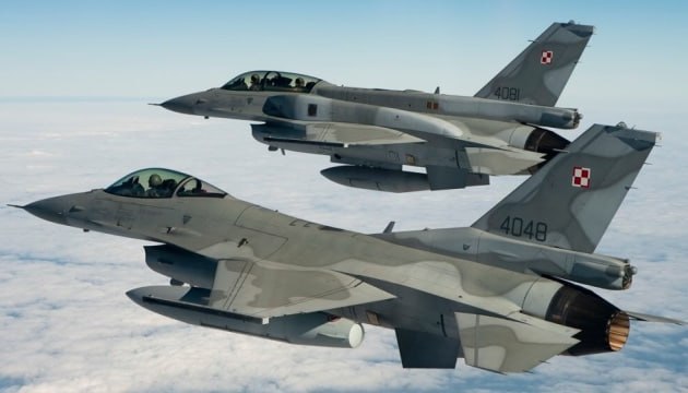 Nello Spazio Aereo di #Polonia 
#Slovacchia e #Ungheria ✈️✈️
15 #F_16 stanno pattugliando 
vicino ai nostri Confini 
'Considerando l'attività della 
#Russia con lanci di attacchi 
Missilistici sull #Ucraina, sono state avviate tutte le procedure 
necessarie, per 👇🏿