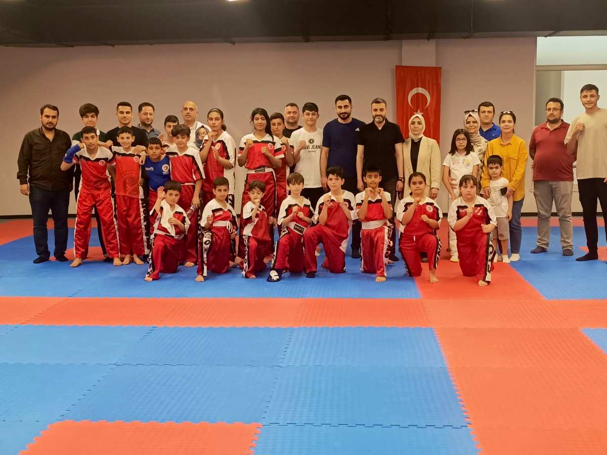 Malatya Kickboks İl Şampiyonasında mücadele eden evlatlarımızı ziyaret ettik. Gençlerimizin böylesi spor faaliyetleri ile ilgilenmelerine vesile olan ve emeği geçenlere teşekkür ediyorum.