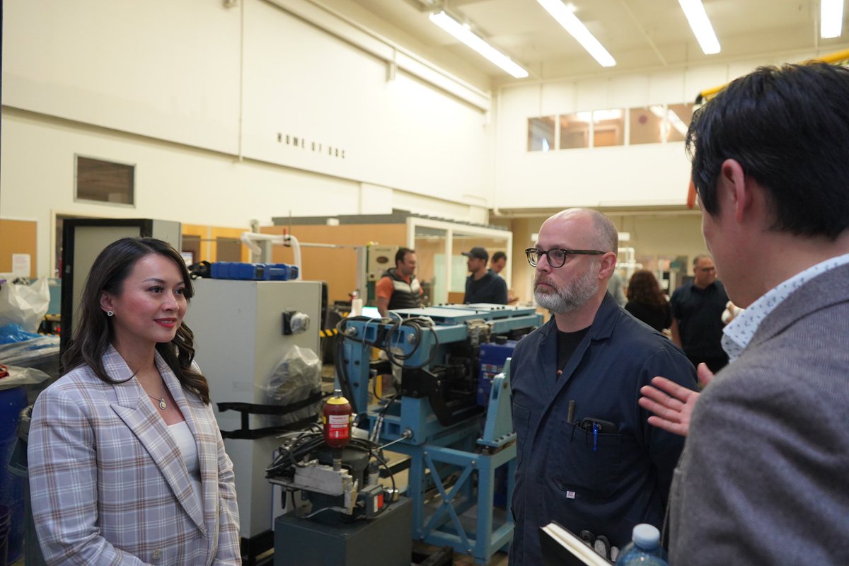 J’ai rencontré des étudiants entrepreneurs à l'@UBC pour discuter de leurs idées innovantes! En investissant 60 millions de dollars dans @Futurpreneur dans le cadre du #Budget2024, notre gouv fait de l'entrepreneuriat un cheminement attrayant et viable pour nos jeunes