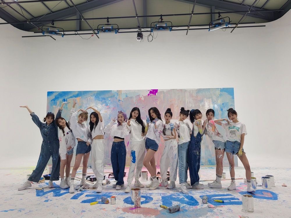 remember that one day in April 2021 when all izone members suddenly shared this particular ot12 pic with their last private mail? Let's go down our memory lane :) Izone last pm a thread 🧵