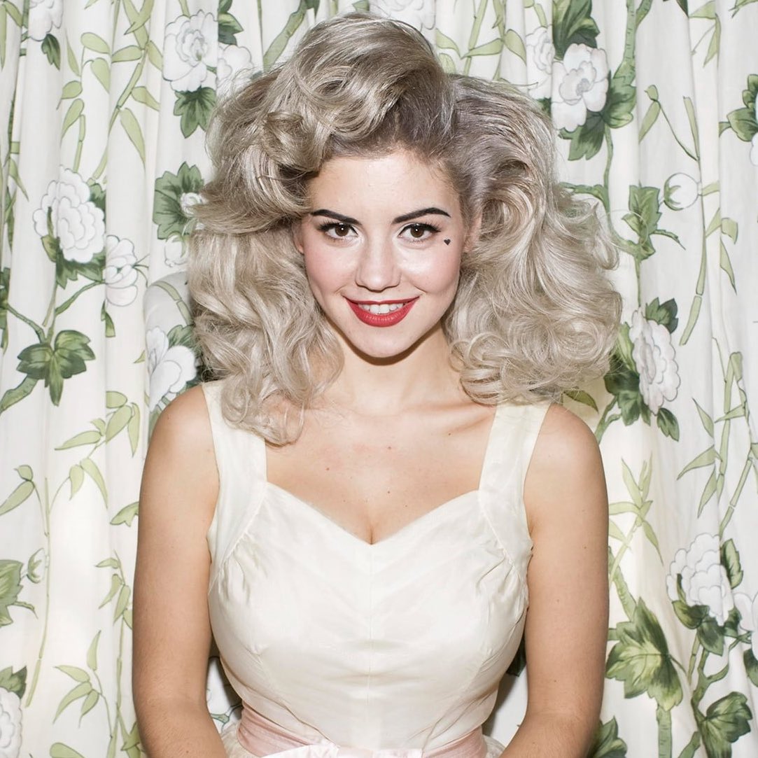 Há 12 anos, Marina and the Diamonds lançava “Electra Heart”, responsável por moldar uma geração indie no Tumblr.