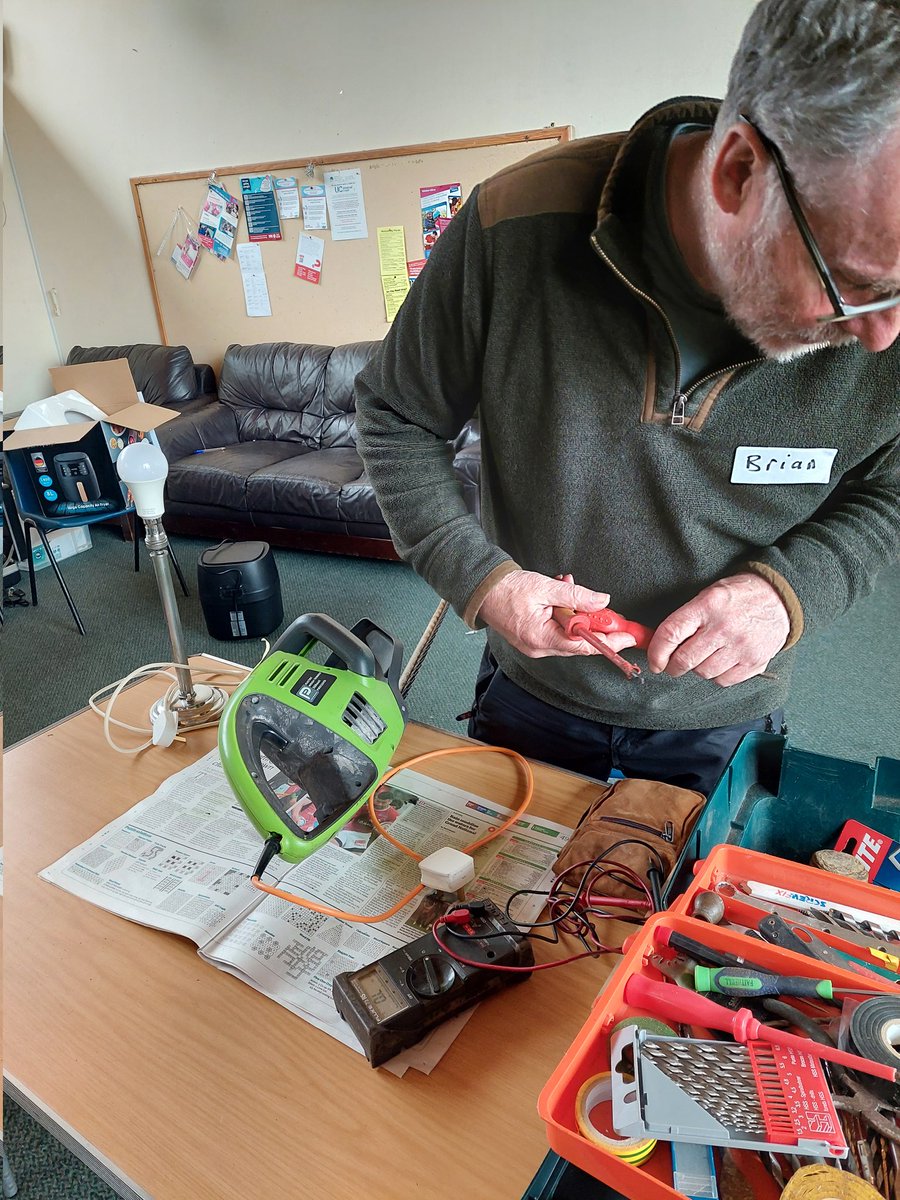 A busy day. Attended the excellent first #repaircafe organised by @Green_Greenhill. Got our hair trimmers repaired, donated these hedge trimmers I pulled out my neighbour's wheeliebin(!) and ate delicious gome made cake. Thank you all involved!