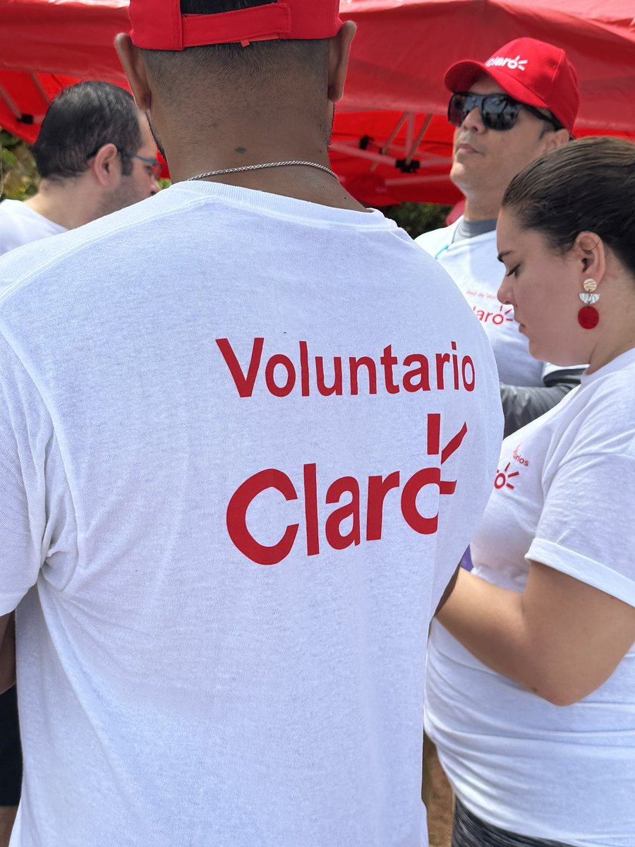 Con los Voluntarios de @clarotodo participando en la limpieza de Playas, hoy desde Playa Callada en Vega Baja. Recogimos 1,500 libras de basura. #PlayasLimpias @juancpedreira @soykikecruz @WKAQ580