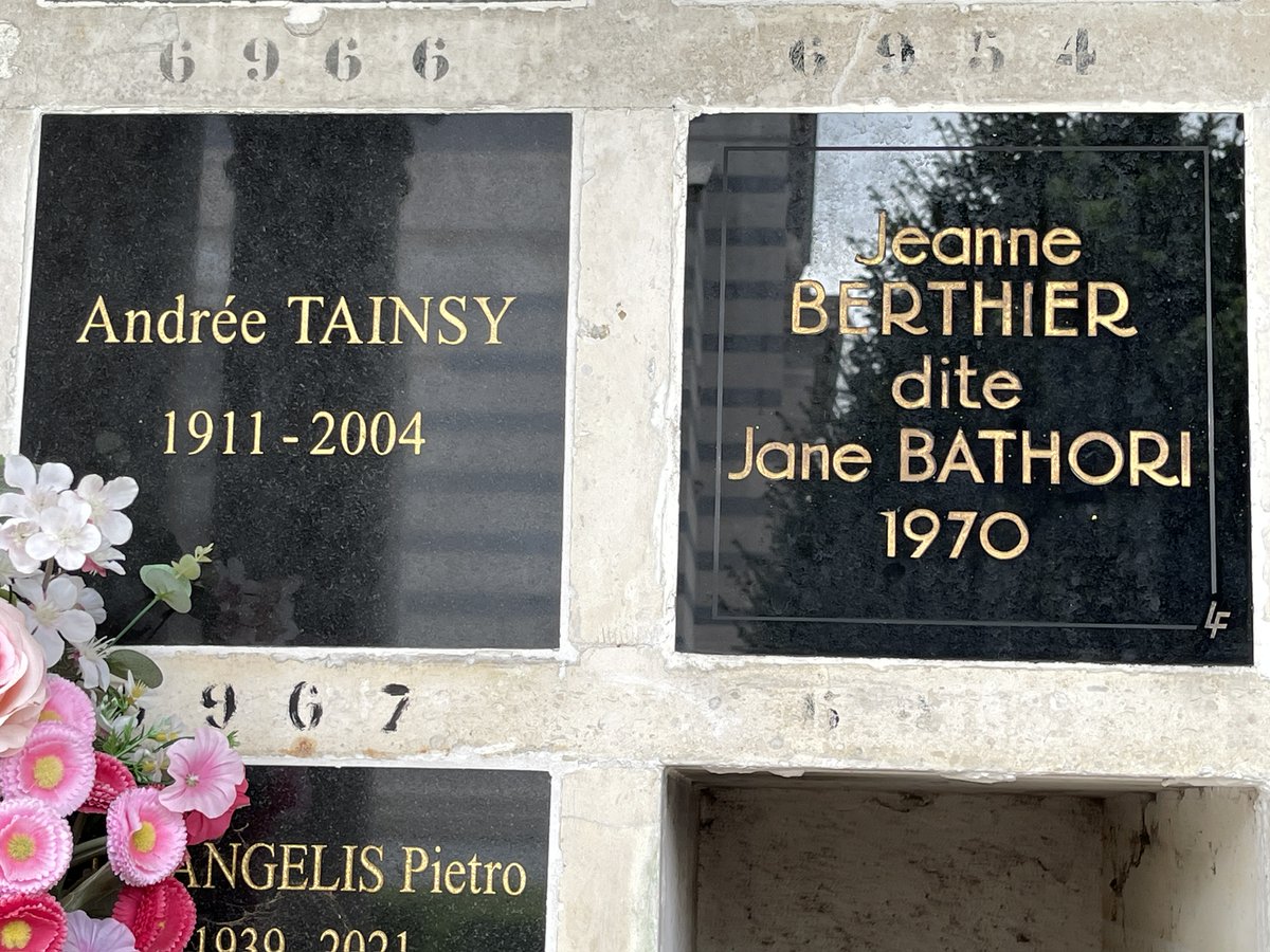 Ce matin, au columbarium du Père-Lachaise, les urnes de la chanteuse et pianiste Jane Bathori et de sa compagne, la comédienne Andrée Tainsy.