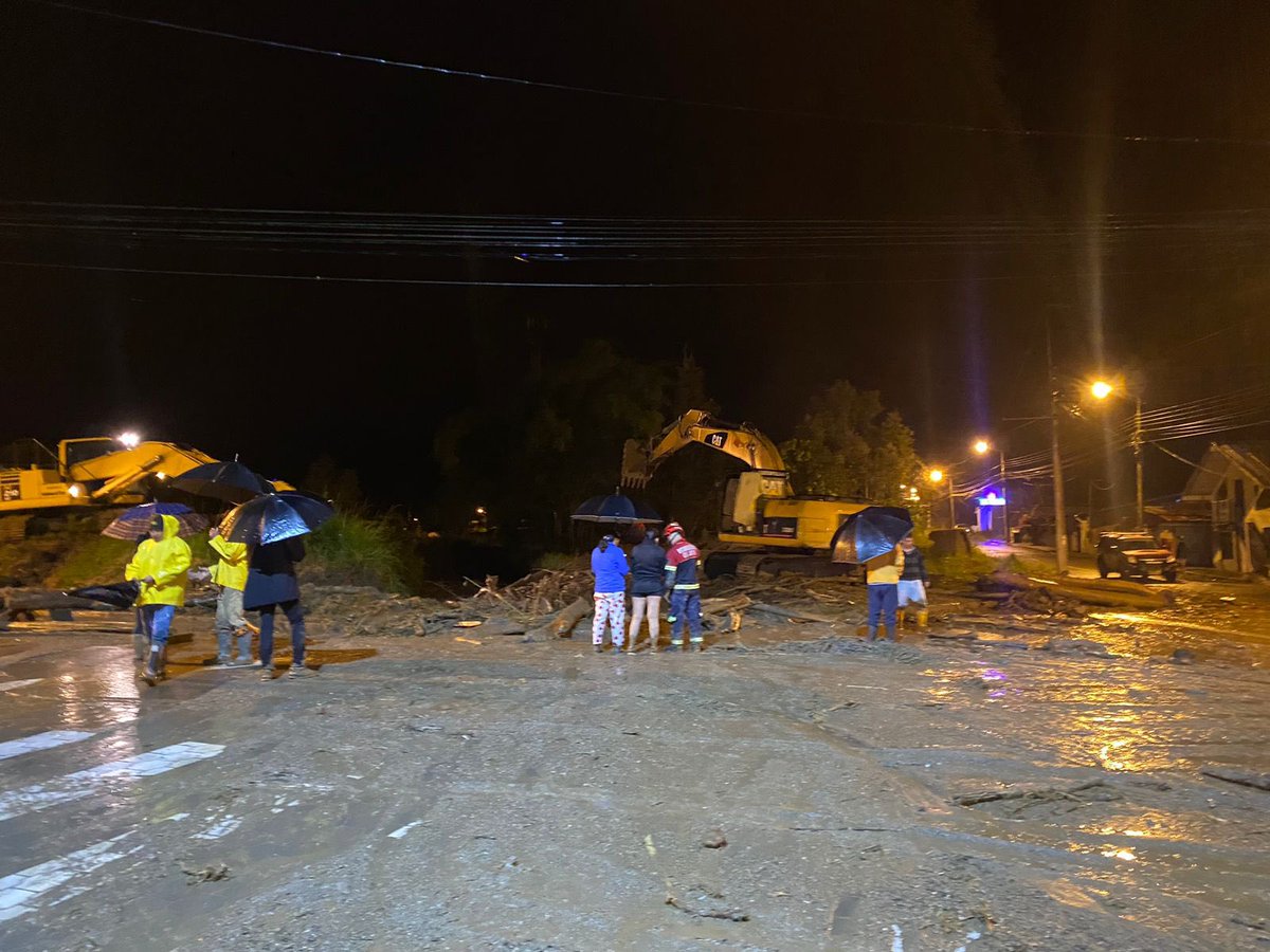 ECU911Quito's tweet photo. #ECU911Reporta | Personal de Cuerpo de Bomberos Quijos  brindaron el apoyo necesario tras el reporte de el desbordamiento de una quebrada en la provincia de Napo en el cantón Quijos.
 
🚨 la alerta ingresó a la 01:12 de este sábado 27 de abril. 

📸 CBQ https://t.co/kHwvyLTXHa