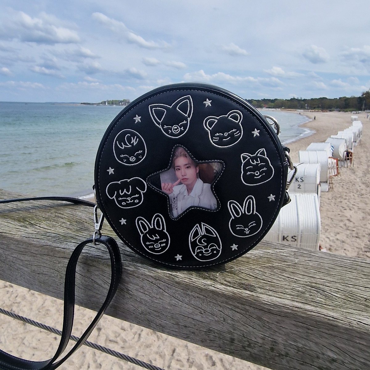 hufflemoon's tweet photo. Taking my new favorite bag out for a walk ❤️

STARZOO BAG is available for pre-order at https://t.co/OeWckfOE6D https://t.co/pmQxb1lL32