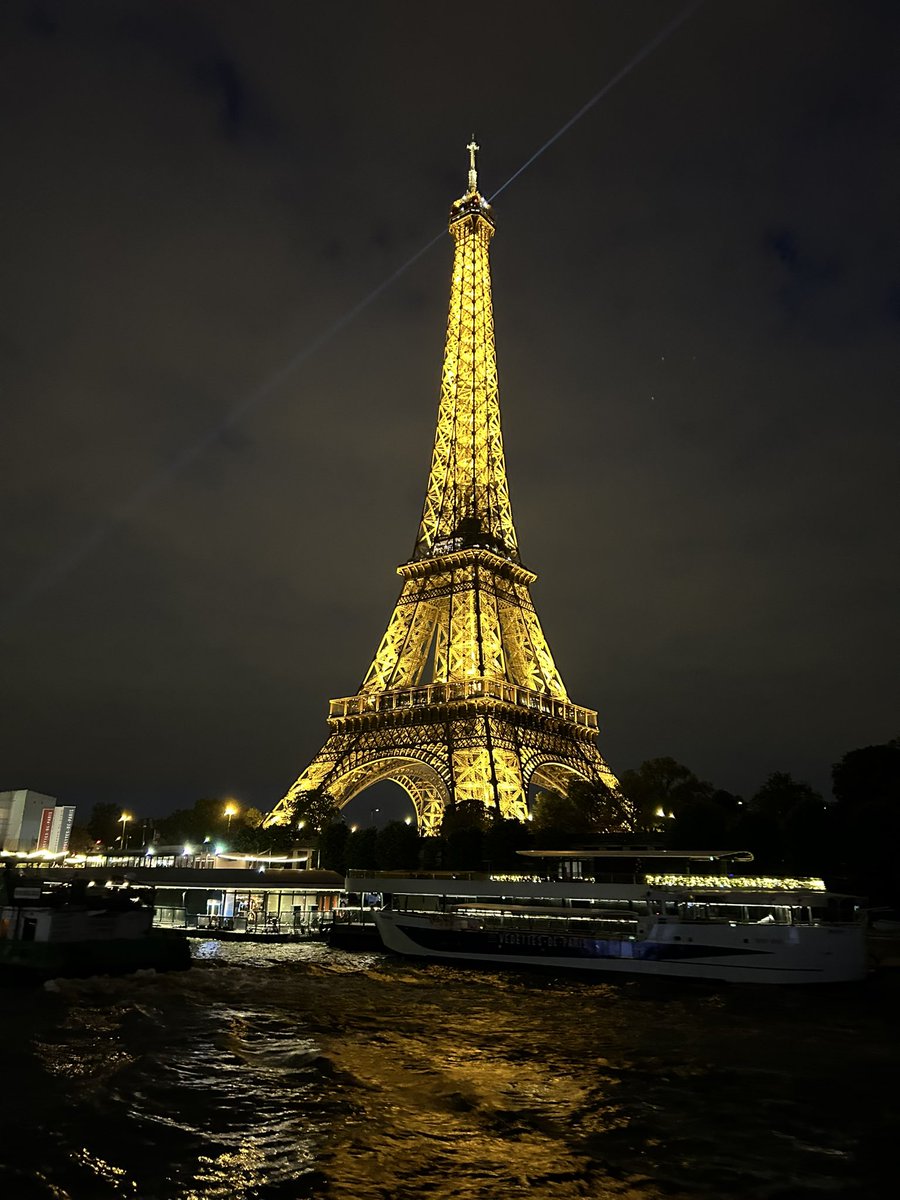 A good time at the magnonic neuromorphic computing workshop in Paris.

There were also some baguettes 🇫🇷 

knet-project.eu/index.php/work…
